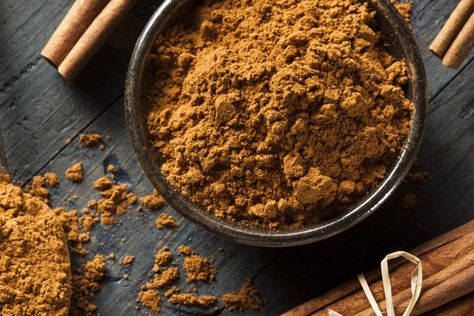 Attract money with cinnamon and bring prosperity into your life - WeMystic Money Oil Recipe, Saigon Cinnamon, Cinnamon Health Benefits, Cinnamon Rolls From Scratch, Cassia Cinnamon, Cinnamon Benefits, Pumpkin Scones, Food Scientist, Natural Fragrance Oil