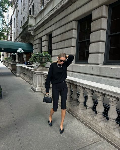 Claire Rose Cliteur | living in my capris | Instagram Capri Pants Outfits, Claire Rose Cliteur, Claire Rose, Capri Outfits, Fantastic Fashion, Black Capri Pants, Capri Trousers, Pant Trends, Winter Trends