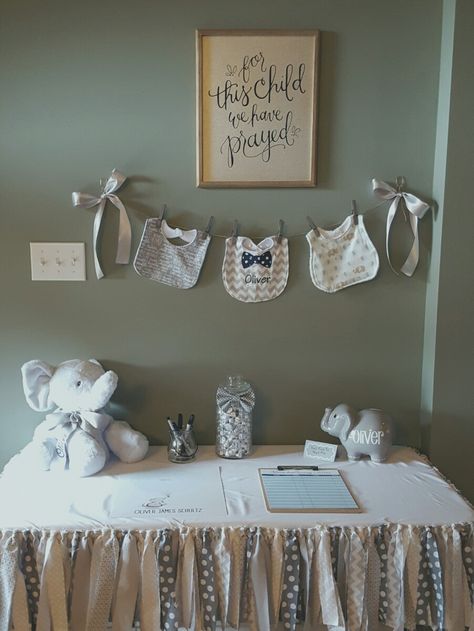 Simple Baby Shower Backdrop Ideas, Simple Baby Shower Decorations Boy, Baby Shower Mantle Decor, Simple Baby Shower Backdrop, Baby Boy Shower Backdrop, Diy Baby Shower Decorations Boy, Baby Shower Themes Neutral, Baby Shower Decorations Neutral, Baby Shower Garland