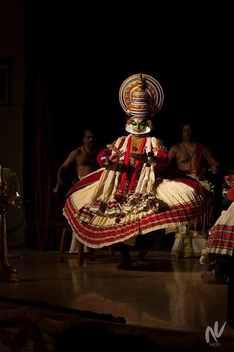 Kathakali Aesthetic, Indian Folk Dance, Kathakali Dance, Kathakali Face, Kerala Art, Bharatanatyam Costume, Dance Of India, Colour Reference, Kerala Travel