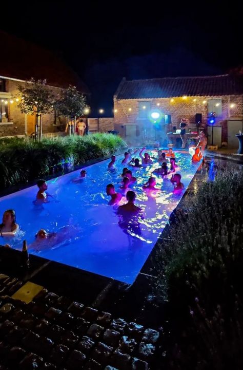 Led Pool Party, Pool House Party, Winter Pool Party, Frat Party Aesthetic, Neon Pool Party, Sweet 16 Pool Parties, Neon Pool Parties, House Party Aesthetic, Pool Movie