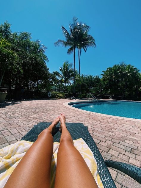 Beach Vsco Aesthetic, Tanning On The Beach Aesthetic, Aesthetic Tanning Pictures, Florida Pool Aesthetic, Pool Vacation Aesthetic, Tanning By The Pool Aesthetic, Suntanning Aesthetic, Tan Summer Aesthetic, Summer Inspo Pics Pool