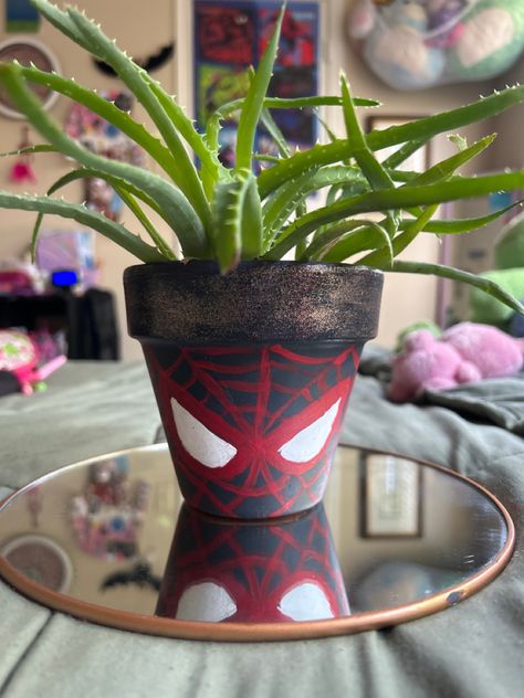 Its a miles morales themed pot Miles Morales Decor, Miles Morales Crafts, Miles Morales Room Decor, Spiderman Custom, Spiderman Gifts, Plant Pot Diy, Diy Anniversary, Diy Gifts For Him, Diy For Men