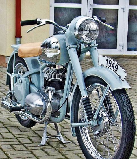 Classic Motorcycles Vintage, Jawa Motorcycle, Jawa 350, Bmw Motorcycle Vintage, Vintage Moped, Vintage Motorcycle Posters, Custom Chopper, Motorized Bicycle, Old Motorcycles