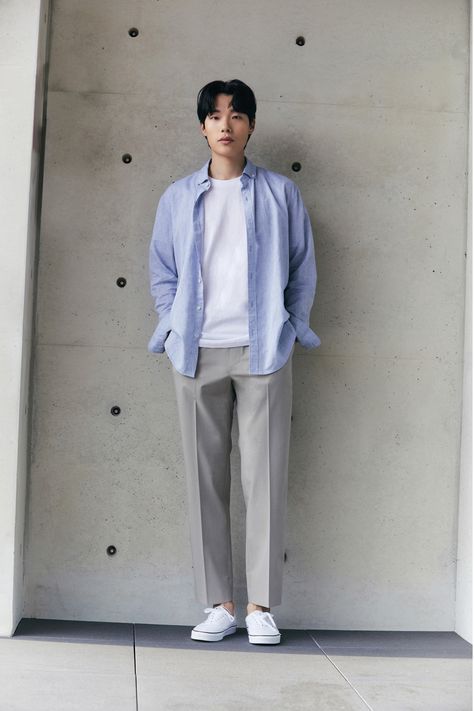 Mens Baggy Trousers, Korean Fashion Men Formal Style, Smart Ankle Pants Outfit Men, Korea Men Outfit, Blue Blazer Outfit Men, Grey Chinos Men, Chinos Men Outfit, Korea Outfit, Blue Blazer Outfit