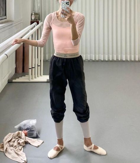 Ballet Warmup Outfit, Ballet Style Fashion, Ballet Practice Outfit, Ballet Fits, Ballet Attire, Dance Class Outfit, Summer Intensive, Ballet Outfit, Hp Universe