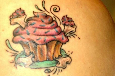 cupcake Cupcake Tattoo Designs, Cupcake Tattoo, Cupcake Tattoos, Food Tattoos, Geniale Tattoos, Girly Tattoos, Cute Cupcakes, Tattoos Gallery