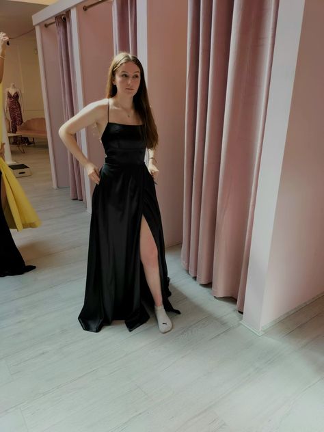 Simple Prom Dress Black, Black Hair Video, Prom Dresses Simple, Senior Prom Dresses, Classy Prom Dresses, Simple Black Dress, Simple Prom Dress, Stunning Prom Dresses, Bright Fashion