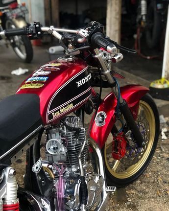 @yuk_dolanan_cb on Instagram: “Reposted from @rez_agm Merah boleh, marah jangan 😁 #cbindonesia #clasikbijak#yukdolanancb #sedulurpaido #cbmerahmaron #cbmodifikasimadiun…” Cb 100 Classic, Herex Cb, Cb Wallpaper, Motor Cb, Cb 100, Boy Snaps Pic, Honda Dirt Bike, Honda Cb 100, Classic Wallpaper