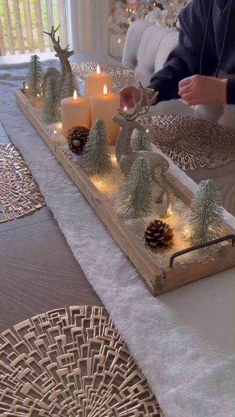 Dekoratívne Vence, Pretty Christmas Decorations, Christmas Table Centerpieces, Christmas Decor Inspiration, Christmas Centerpieces Diy, Xmas Deco, Christmas Themes Decorations, Christmas Decorations Living Room, Christmas Living Rooms