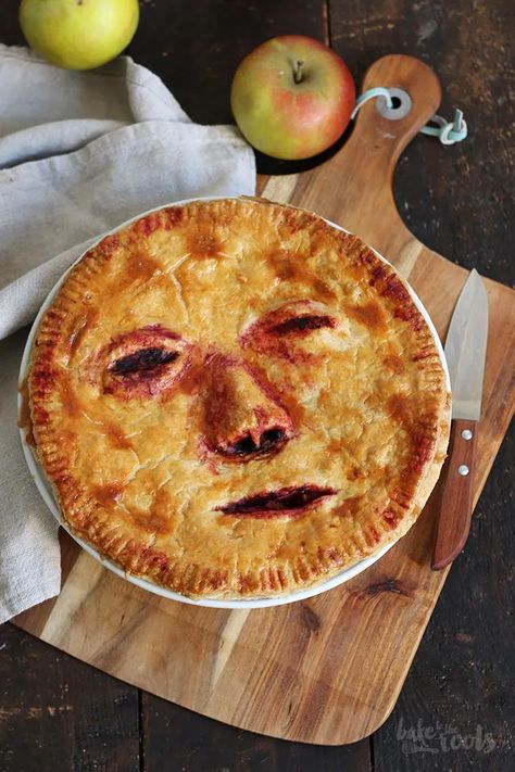 Face Pie Recipe, Creepy Halloween Pies, Halloween Pie Crust Face, Spooky Pies For Halloween, Creepy Pie Crust, Pies With Faces, Pie With Face, Scary Halloween Face Pies, Scary Pie Face