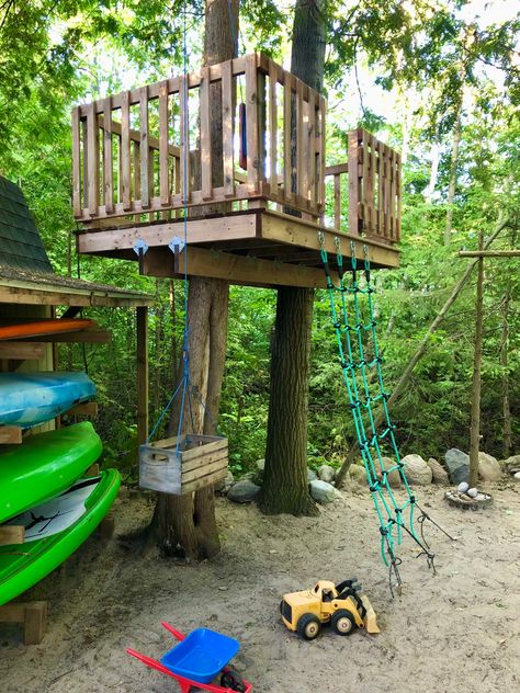 Open Tree House, Tree House On A Budget, Tree House Around Tree, Treehouse Pallets, Platform Treehouse For Kids, Woods Playground, Treehouse Playhouse, Diy Tree House, Tree Platform