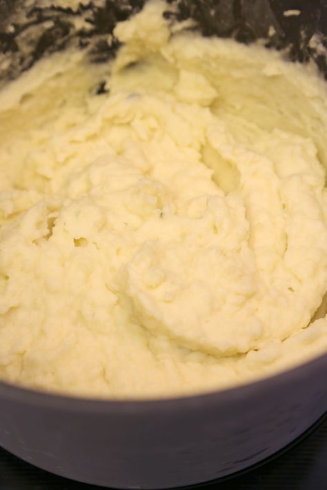 Tyler Florence's Hack Will Forever Change the Way You Make Mashed Potatoes. This is a must try! Tyler Florence Recipes, Make Mashed Potatoes, Boil Potatoes, Cook Potatoes, Food Network Chefs, Tyler Florence, Best Mashed Potatoes, Mashed Potatoes Recipe, Making Mashed Potatoes