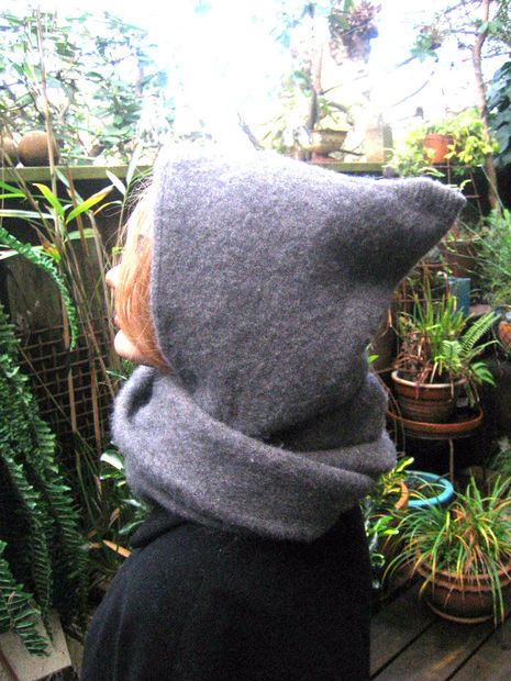 HOODIE SCARF IN 5 MINUTES FROM AN OLD SWEATER Old Sweater Crafts, Diy Tricot, Hoodie Scarf, Recycled Sweaters, Recycled Sweater, Sweater Bags, Sweater Refashion, Old Sweater, Sweater Hat