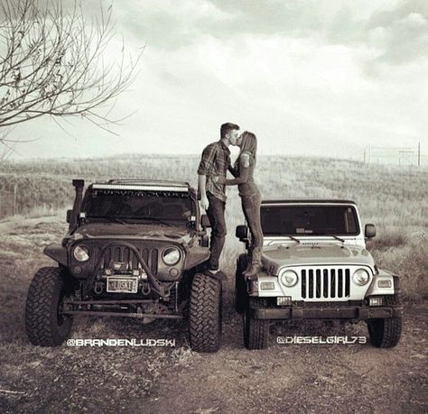 Someday this will be my engagement photo... #perfection Jeep Wedding, Jeep Wrangler Girl, Country Couple Pictures, Jeep Photos, Country Girl Life, Country Couples, Vintage Wedding Theme, Wedding Picture Poses, St Pete Beach