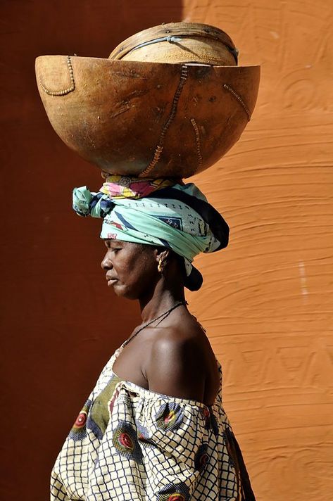 Calabash Art, African Life, African Crafts, Afrikaanse Kunst, Photographie Portrait Inspiration, Africa Art, Art Africain, Color Crush, African Culture