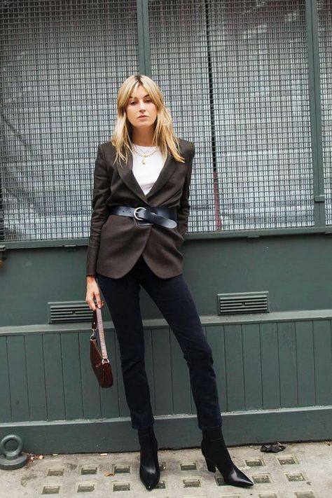 Classic French fashion: Camille Charriere wearing Bash Paris blazer and jeans French Girl Fashion, Camille Charriere, Minimalistic Outfits, Jeans Girl, French Girl Style, Blazer Outfit, Brown Blazer, Outfit Formulas, Power Dressing