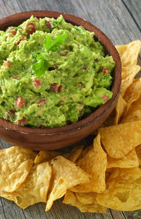 Gauc Easy Make Ahead Appetizers, Homemade Guacamole Recipe, Guacamole Recipe Easy, Avocado Creme, Guacamole Dip, Fresh Guacamole, Easy Guacamole, Guacamole Recipe, Eat Smarter