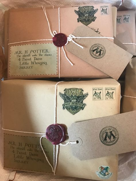 Harry Potter Packages Diy, Harry Potter Present Wrapping, Harry Potter Packages, Harry Potter Christmas Wrapping, Harry Potter Gift Wrap, Harry Potter Christmas Presents, Harry Potter Christmas Gift Ideas, Harry Potter Wrapping Paper, Harry Potter Gifts For Adults