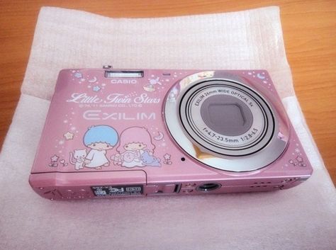 Little twin stars camera Hello Kitty Guitar, Casio Exilim, Camera Decor, Cute Camera, Retro Gadgets, Baby Pink Aesthetic, Kitty Stuff, Cassette Player, Twin Stars