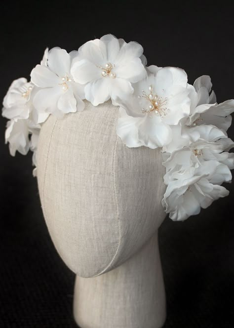 Floral Wedding Crown, Queen Tips, Elegant Long Sleeve Wedding Dresses, White Flower Crown, Making Fabric Flowers, Daughter Jewelry, Metal Headbands, Floral Headpiece, Bridal Look