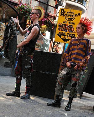 Doc Martens: Punk rockers in Covent Garden Doc Martens Punk, Punk Guys, Red Doc Martens, Doc Martens Outfits, Punk Fashion Diy, White Doc Martens, Doc Martens Style, 70s Punk, Doc Martens Outfit