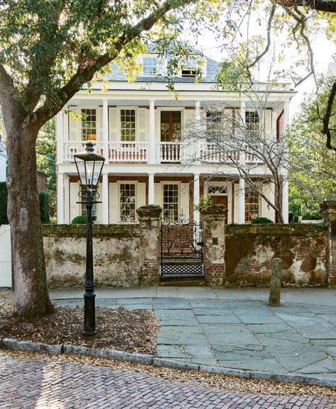 An Eye for Refinement | Charleston SC | Charleston Magazine Charleston Historic Homes, Charleston Mansion, Charleston Homes Exterior, Estilo Charleston, Southern Houses, Charleston Architecture, Southern Style Homes, Charleston House, Townhouse Exterior