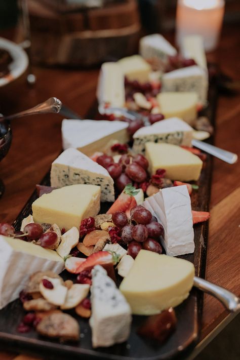 Wedding Cheese And Meat Table, Wedding Cheese Platter, Wedding Cheese Board Display, Elegant Cheese Board, Cheese Table Ideas, Barrel Cake Table, Elegant Wedding Food, Cheese Table Wedding, Wedding Cheese Board