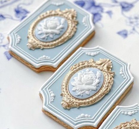 Vintage Royal Icing Cookies, Vintage Cookies Decorated, Bridgerton Cookies, Cameo Cookies, Elegant Cookies, Savon Diy, 귀여운 음식 그림, Crystal Candy, Mini Tortillas