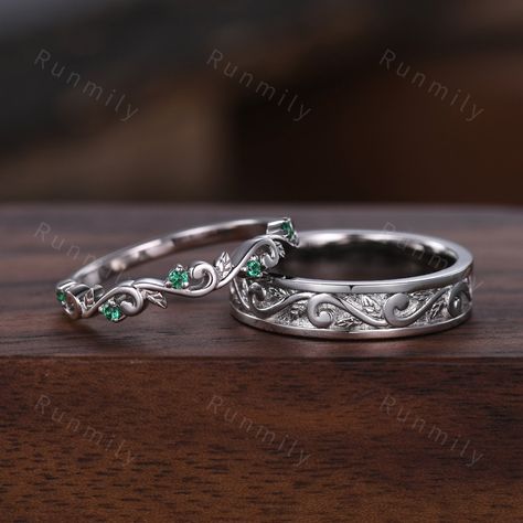 Here we have a 2pcs Couple Rings Set Inspired Leaf Emerald Engagement Rings For Women Vintage Leaf Wedding Band For Men Unique Wedding Anniversary Ring Set. ITEM DESCRIPTION ✦ Handmade, high-quality item! ✦ Material: Sterling Silver/10K/14K/18K/Platinum ►Sold as a two-piece set ►His ring is Sterling Silver/White Gold ►His band width: 5mm ►Her ring is Sterling Silver/White Gold.(can be made in 10/14/18k white/rose/yellow/black gold) ►Stone: 1.5mm round cut lab green emerald ►Her band width: 3mm ► Wedding Band For Men Silver, Simple Wedding Rings Western, Green And Gold Promise Ring, Forest Themed Engagement Ring, Masculine Engagement Rings Silver, Fantasy Wedding Ring Set, Emerald Engagement Ring Green Silver, Scottish Engagement Rings, Emerald Wedding Rings Silver