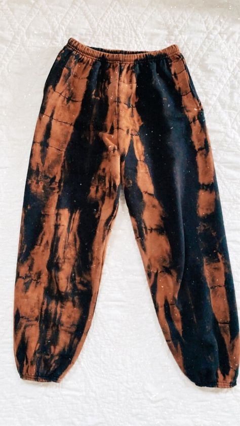 Tie Dye Clothes Aesthetic, Diy Tie Dye Sweatpants, Bleach Dye Sweatpants, Tie Dye Bleach Shirt, Tye Dye Pants Diy, Bleach Dye Pants, Tie Dye Pants Diy How To, Tie Dye Pants Diy, Bleach Tie Dye Diy Patterns