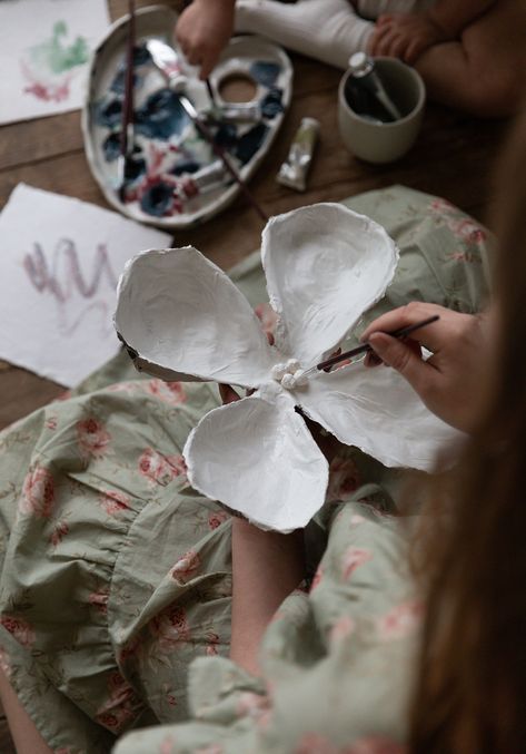 Papier Mache Flowers Diy, Paper Mache Relief Art, Flower Paper Mache, Paper Flower Sculpture, Papier Mache Flowers, Paper Mache Flowers Diy, Paper Mache Sculpture Diy, Paper Mache Sculpture Ideas, Papier Mache Art Ideas