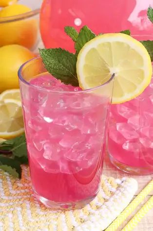 21 Delicious Homemade Juice Recipes That You Need To Try! Best Pink Lemonade Recipe, Homemade Juice Recipes, Pink Lemonade Recipe, Pink Lemonade Punch, Fruit Water Recipes, Homemade Apple Juice, Turmeric Lemonade, Apple Juice Recipe, Easy Lemonade Recipe