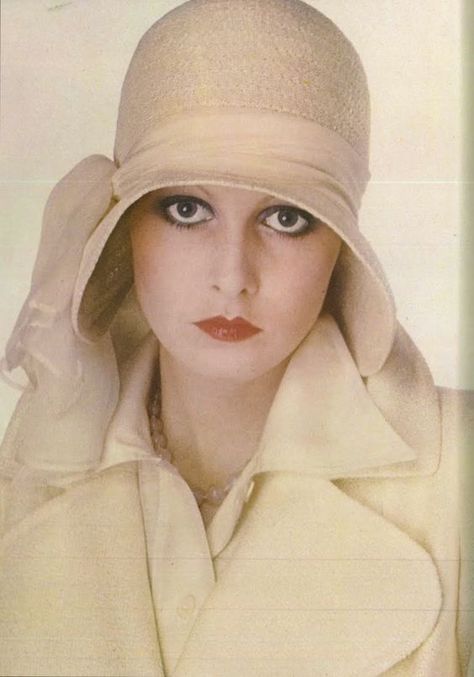 Cappello Cloche, Jean Shrimpton, Adored Vintage, Linda Evangelista, Vogue Uk, Love Hat, Wearing A Hat, 1970s Fashion, Moda Vintage