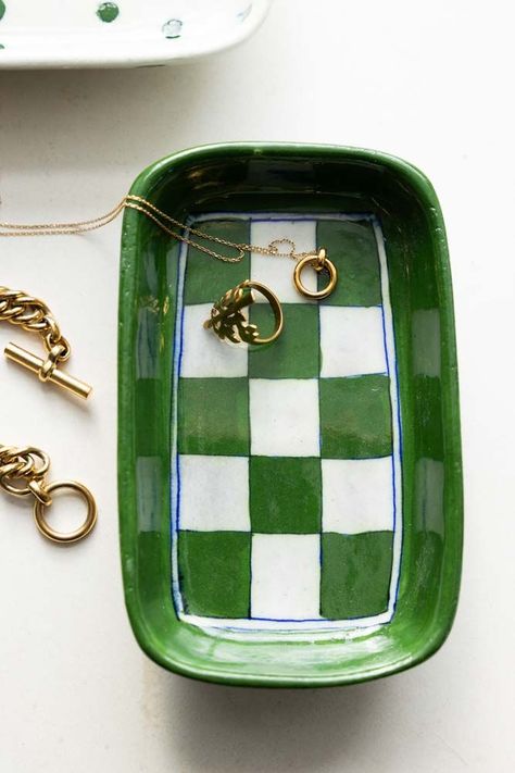 Checkered Jewelry Dish, Square Trinket Dish, Golf Clay Ideas, Pottery Dish Ideas, Ceramic Coaster Painting Ideas, Trinket Tray Painting Ideas, Ceramic Pottery Art Ideas, Ceramic Design Ideas, Air Dry Clay Trinket Dishes