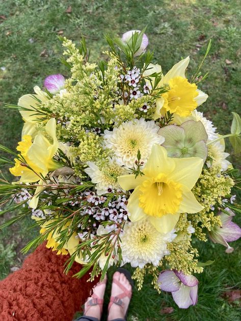 Daffodil And Lavender Bouquet, Daphodil Bouquet, Daffodil Flower Bouquet, Yellow Prom Bouquet, Daffodil Wedding Bouquet, Daffodil Arrangements, Daffodil Bouquet Wedding, Spring Bouquet Flowers, Daffodils Bouquet