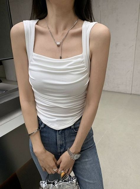 shoujo girl aesthetic, j-fashion, cute plain top, white tank top, fashion, acubi, fit inspo  TOP: https://shopee.ph/Lovito-Women-Ruched-Hanky-Hem-Tank-Top-L62ED045-(White-Black)-i.426377685.18383863590?xptdk=da25e370-5554-4322-b8c2-7311ba7b9dca Sando Top Outfit, Sando Croptop, Tank Top Corset, Plain Tank Tops, Casual Summer Outfits For Women, Womens Halter Tops, Hanky Hem, Womens Sleeveless Tops, Plain Tops