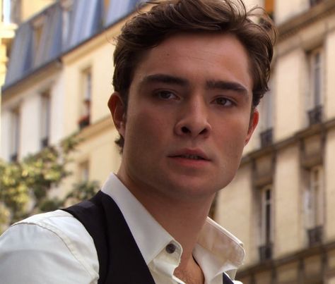 Chuck is surprised to see Blair in Paris Chuck Bass Ed Westwick, Shantel Tessier, Chuck Blair, Chuck And Blair, Ed Westwick, Chuck Bass, Blair Waldorf, Tv Characters, Smash Book