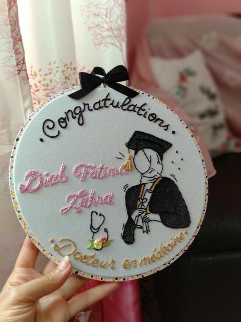 Embroidery Graduation Design, Graduation Embroidery Gift Ideas, Graduation Embroidery Designs, Graduation Embroidery, Cute Embroidery Patterns, Gift For Graduate, Embroidered Canvas Art, Embroider Ideas, Diy Graduation Gifts