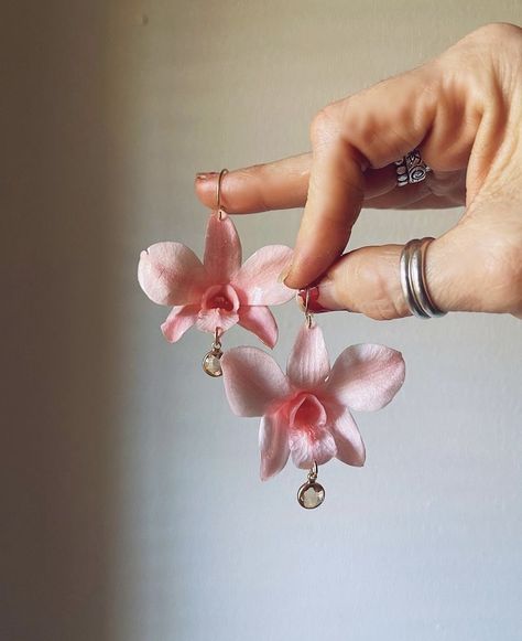 Orchid Earrings, Pink Ruby, Preserved Flowers, Pink Orchids, Dope Jewelry, Funky Jewelry, Jewelry Lookbook, Mode Inspo, Dream Jewelry