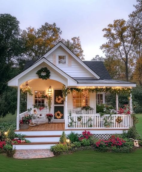 Cottage Siding Exterior, Shabby Chic House Exterior, Wood Cottage House, Cottage House Aesthetic, Cozy Cottage Exterior, Cute Cottage House, Modern Cottage Exterior, Little Cottage House, Cottage Exterior Ideas