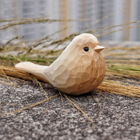 Wood Bird Carving, How To Carve Wooden Birds, Comfort Birds Carving, Carved Wooden Toys, Scandinavian Flat Plane Carving, Wood Carving Bird, Cute Wood Carvings, Easy Wood Carving Projects For Beginners, Christmas Carving Ideas