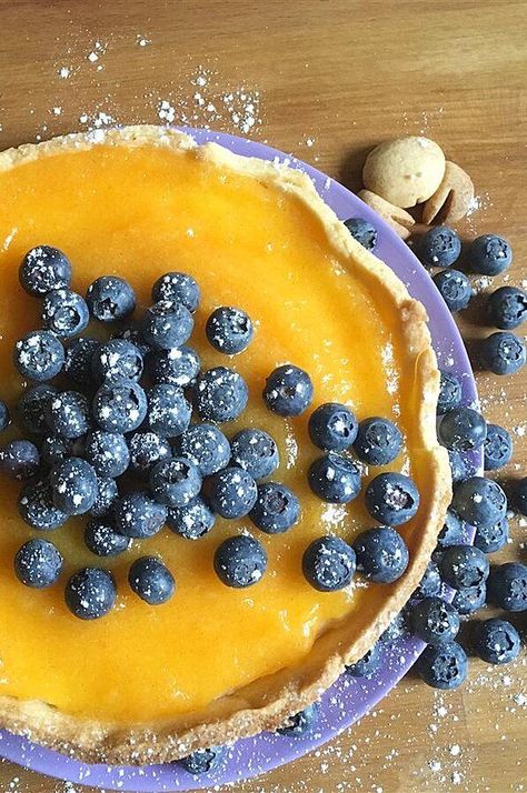 Persimmon Cheesecake with Blueberries | "There are not that many desserts with persimmons. However, they are very healthy and make your desserts delicious and naturally sweet without adding sugar." #dessertrecipes #dessertideas #sweettreats #cheesecake #cheesecakerecipes Green Tea Cupcakes, Oats Smoothie, Tea Cupcakes, Persimmon Tree, Banana Cream Cheesecake, Persimmon Recipes, Bees And Honey, Ricotta Cake, Cake Illustration