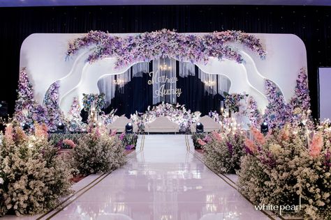 Nusantara Convention Hall Ice Bsd 2023.09.23 oleh White Pearl Decoration • Wedding Decorators di Indonesia | Bridestory Pelaminan Modern, Indoor Wedding Decorations, 50th Wedding Anniversary Decorations, Wedding Entrance Sign, Reception Stage Decor, Convention Hall, Wedding Background Decoration, Wedding Stage Design, Dream Wedding Decorations