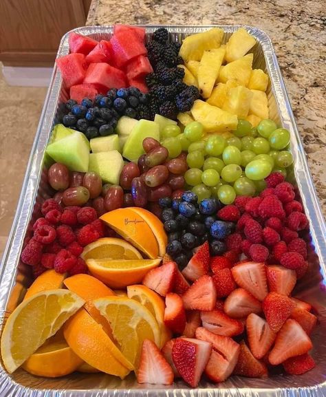 Fruit Platter For Large Party, Fruit And Veggie Birthday Party, Small Fruit Platter Ideas, Easy Fruit Platter, Diy Fruit Tray, Party Trays Ideas Food Platters, Fruit Tray Ideas For Party, Party Fruit Platter, Volleyball Pool