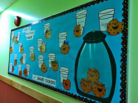 Smart cookies Cookie Bulletin Board, School Cafeteria Decorations, Bulletin Boards Theme, Cooking Theme, Kindergarten Anchor Charts, Baking Theme, Preschool Bulletin, Cookies Theme, School Lesson Plans