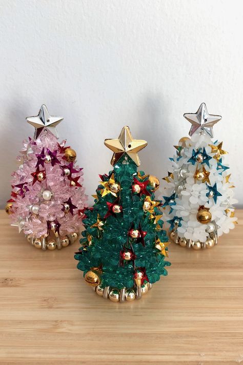 Beaded Christmas Tree Pattern, Natal, Diy Christmas Decorations Tutorials, Sunburst Bead Crafts, Christmas Craft With Beads, Diy Beaded Ornaments Christmas, Bead Tree Ornaments, Wire And Bead Ornaments, Beaded Xmas Tree