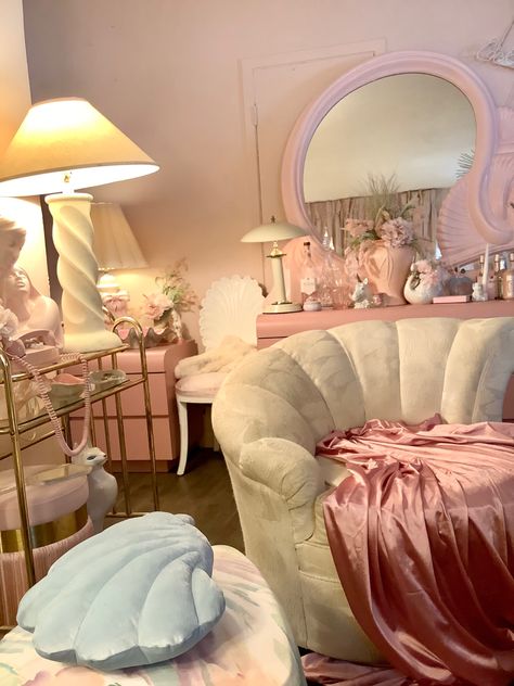 Eighties 1980s 80s glam swan shell chair decor art deco revival eclectic hollywood regency mcm vintage glamour pink living room Hollywood Room, 80s Room Aesthetic, 80s Interior Design, 80s Room, Chambre Inspo, 80s Bedroom, 80s Interior, Glam Living Room, Pink Living Room