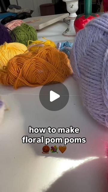 Pompom Craft, Wool Yarn Crochet, Christmas Pom Pom Crafts, Christmas Pom Pom, Diy Pom Poms, Diy Pom Pom, How To Make A Pom Pom, Yarn Pom Pom, Pom Pom Crafts