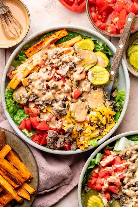 Burger Bowls With Potatoes, Burger Bowls With Sweet Potato, Burger Bowl Healthy, Sweet Potato Hamburger Bowl, Sweet Potato Burger Bowl, Burger Salad Bowl, Burger Bowls Recipe Healthy, Cheeseburger Bowl, Hamburger Bowls